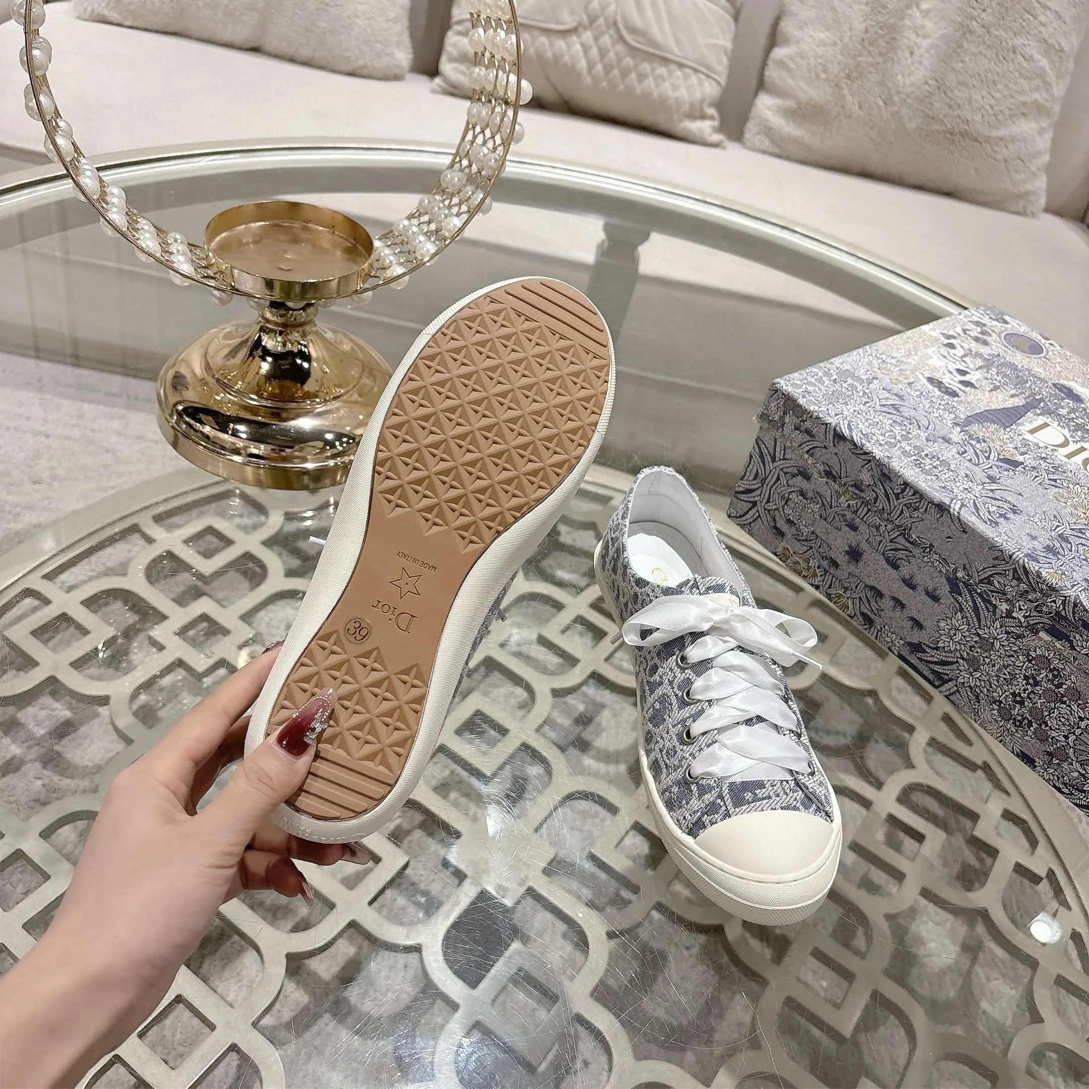 👟👟Ex-factory price 440👟👟 Dior ballet-style casual shoes, the same style as celebrities, satin fabric, breathable mesh lining, sheepskin for feet, wear-resistant rubber sole, size 35-40.